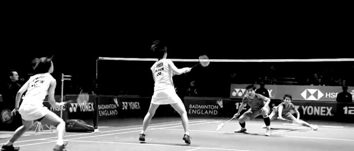 Partido de dobles femenino que muestra la defensa con el grip de revés en un punto.